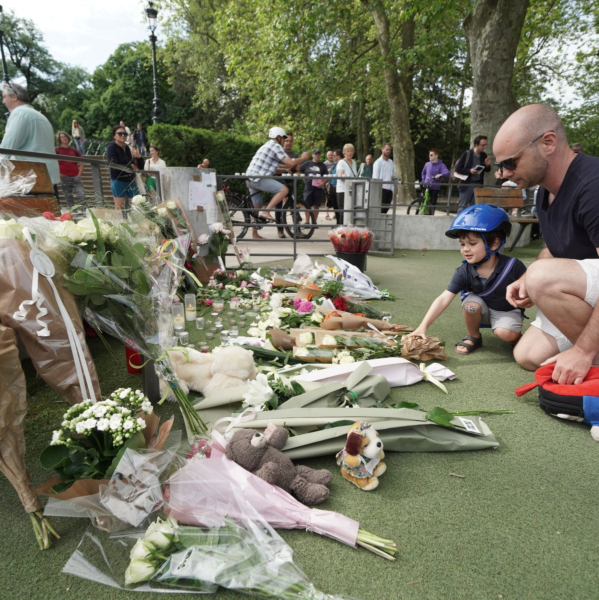 Nach dem Messerangriff in Annecy haben Menschen in der Nähe des Tatorts Blumen und Kuscheltiere abgelegt und gedenken der Opfer. - Foto: Peter Byrne/PA Wire/dpa