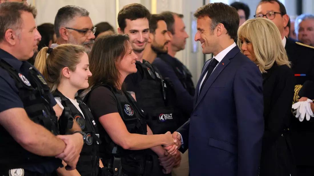 Der französische Präsident Emmanuel Macron und seine Frau Brigitte Macron (r) treffen in Annecy Rettungskräfte. - Bild: Denis Balibouse/Reuters Pool/AP/dpa