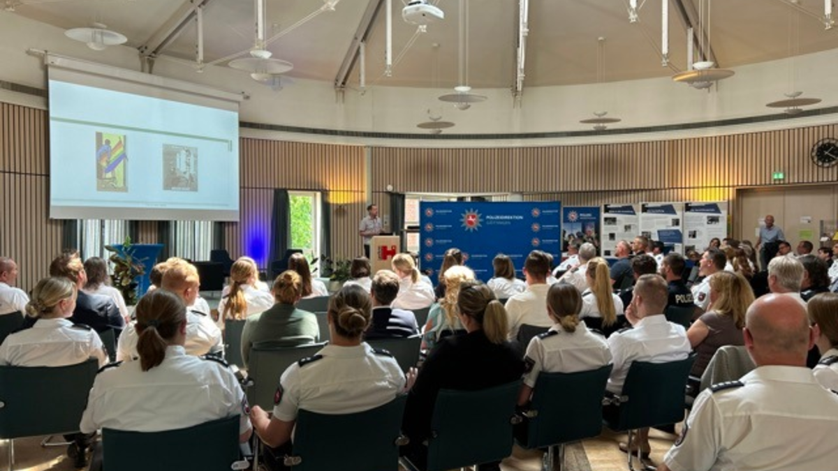 POL-OF: Jugendgerichtstag im Haus des Jugendrechts Hanau: Wichtiger Austausch im Kampf gegen Rechtsextremismus im Netz - Foto: presseportal.de