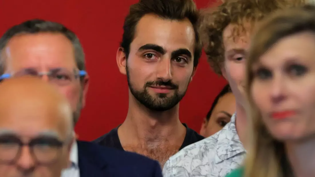 Der 24-jährige Henri (M) wird in Frankreich als Held gefeiert. - Bild: Denis Balibouse/Reuters Pool/AP/dpa