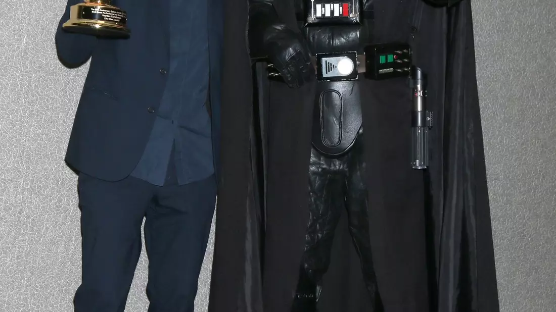 Zwei, die zusammengehören: Hayden Christensen und Darth Vader. - Bild: Kay Blake/ZUMA Press Wire/dpa