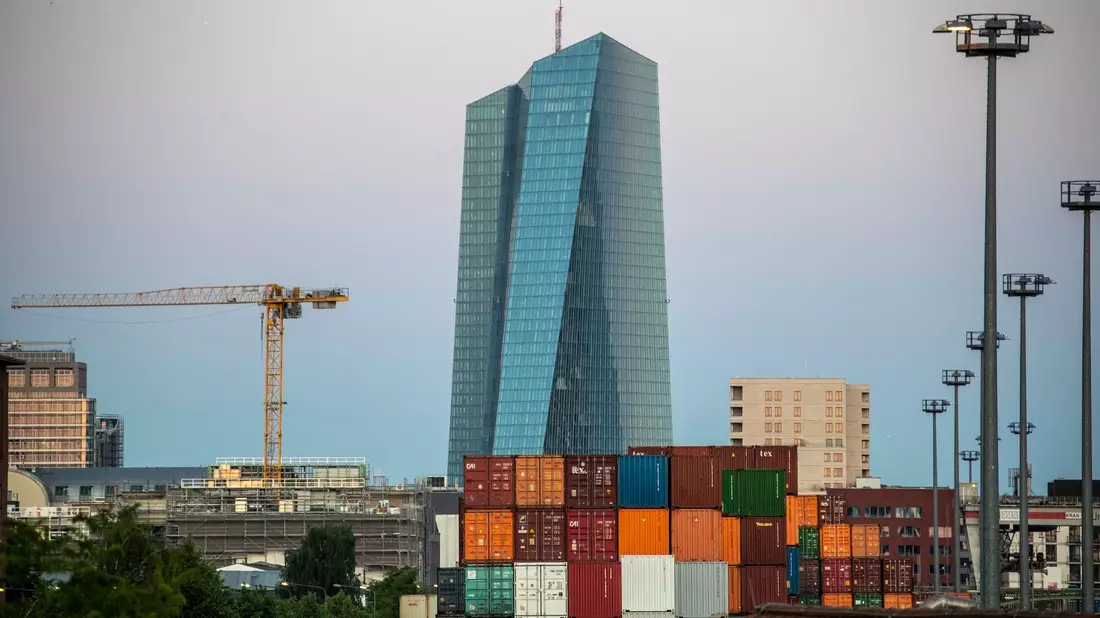 Die Zentrale der Europäischen Zentralbank (EZB) in Frankfurt. Was wird sie am Donnerstag entscheiden? - Bild: Helmut Fricke/dpa