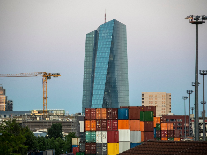 Die Zentrale der Europäischen Zentralbank (EZB) in Frankfurt. Was wird sie am Donnerstag entscheiden? - Foto: Helmut Fricke/dpa
