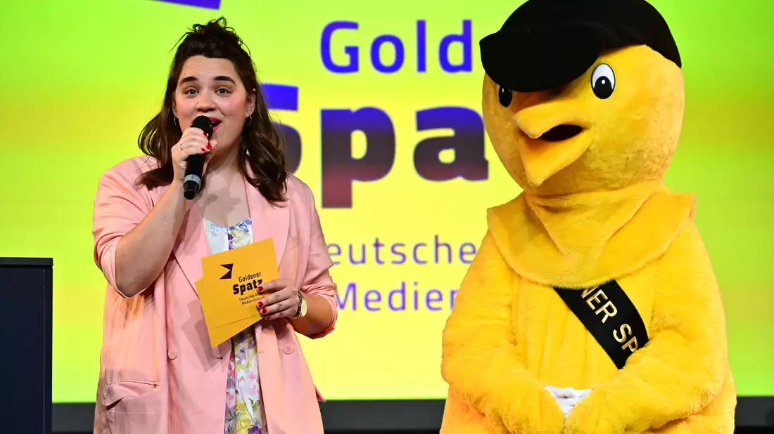 Festivalleiterin Elisabeth Wenk und der «Goldene Spatz». - Bild: Martin Schutt/dpa