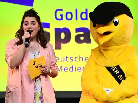 Festivalleiterin Elisabeth Wenk und der «Goldene Spatz». - Foto: Martin Schutt/dpa