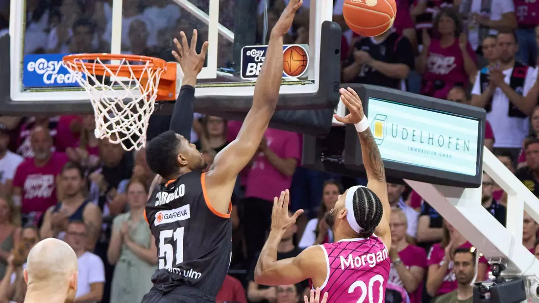 Ulms Bruno Caboclo verteidigt gegen den Bonner Jeremy Morgan. - Bild: Thomas Frey/dpa