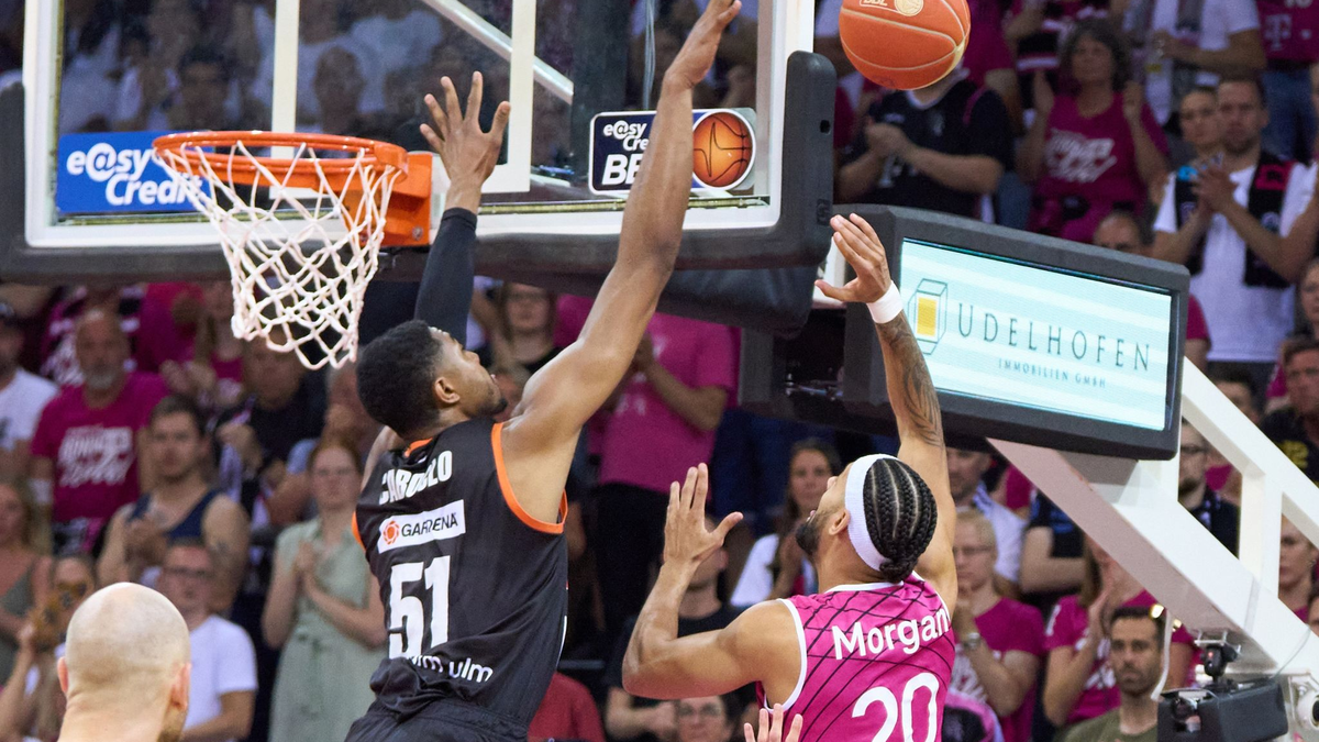 Ulms Bruno Caboclo verteidigt gegen den Bonner Jeremy Morgan. - Foto: Thomas Frey/dpa