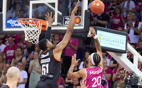 Ulms Bruno Caboclo verteidigt gegen den Bonner Jeremy Morgan. - Foto: Thomas Frey/dpa