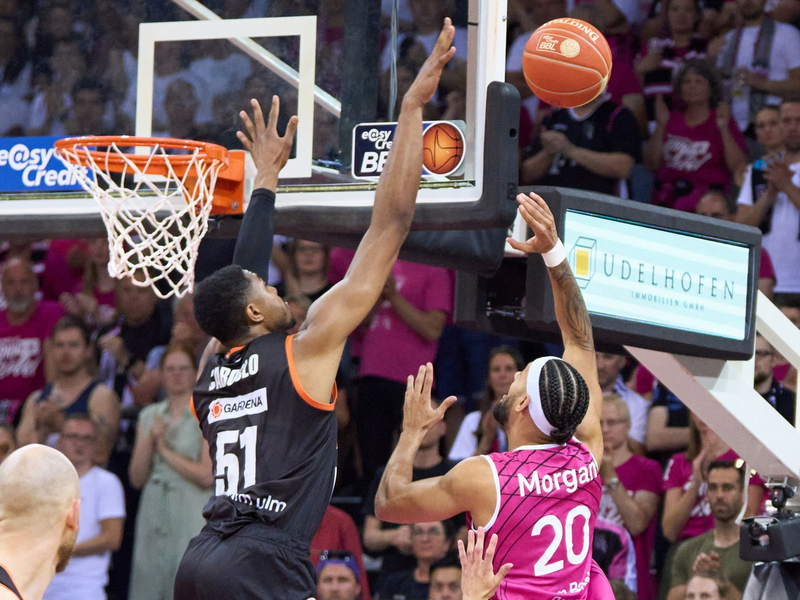 Ulms Bruno Caboclo verteidigt gegen den Bonner Jeremy Morgan. - Foto: Thomas Frey/dpa