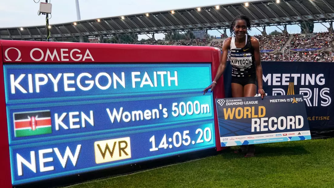 Knackte beim Diamond-League-Meeting in Paris den Weltrekord über 5000 Meter: Faith Kipyegon. - Bild: Michel Euler/AP/dpa