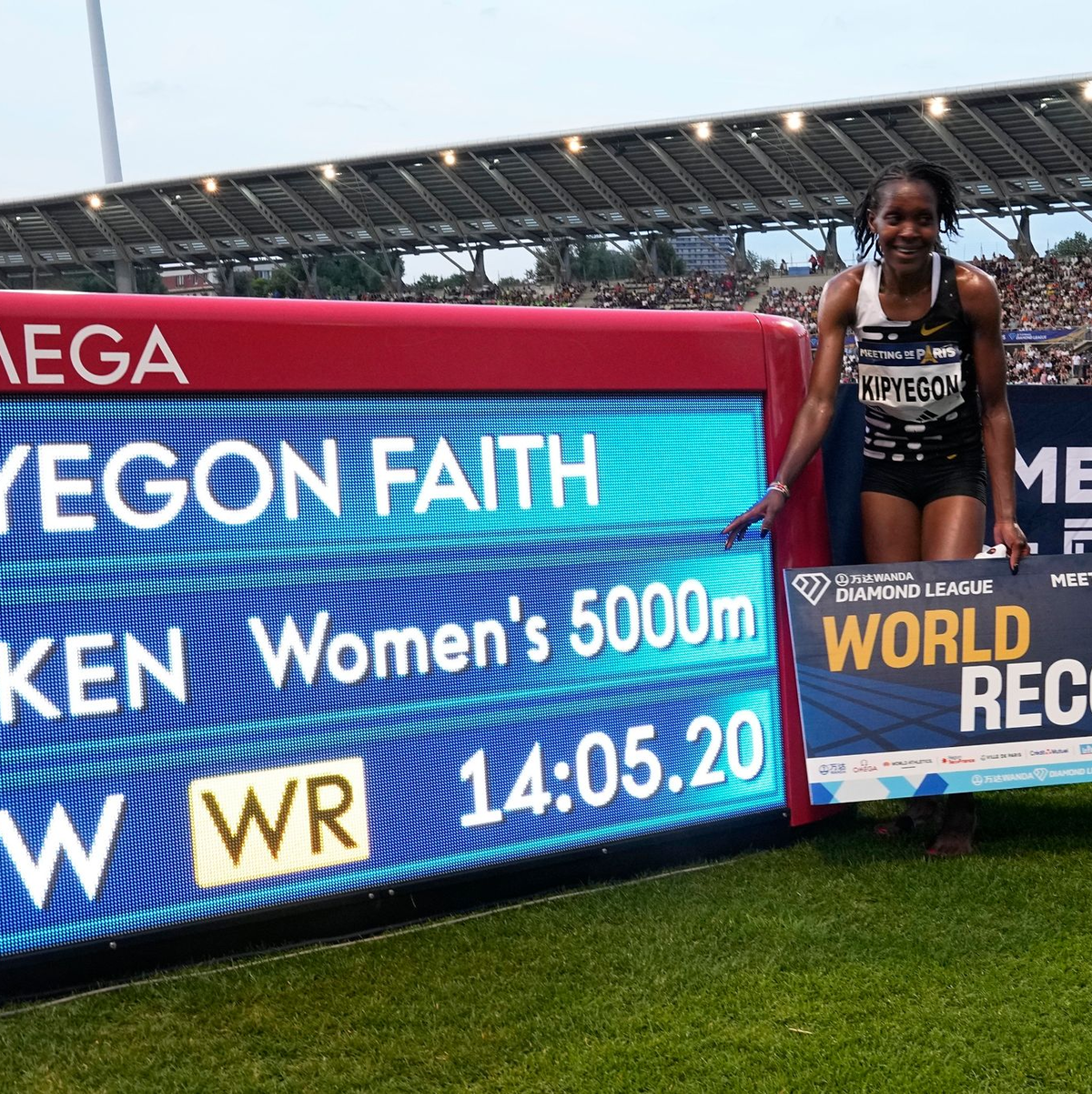 Knackte beim Diamond-League-Meeting in Paris den Weltrekord über 5000 Meter: Faith Kipyegon. - Foto: Michel Euler/AP/dpa