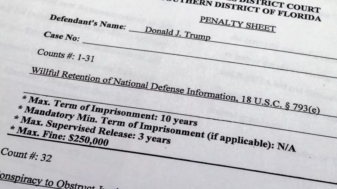 Ein Ausschnitt aus der Anklageschrift gegen Trump. - Bild: Jon Elswick/AP
