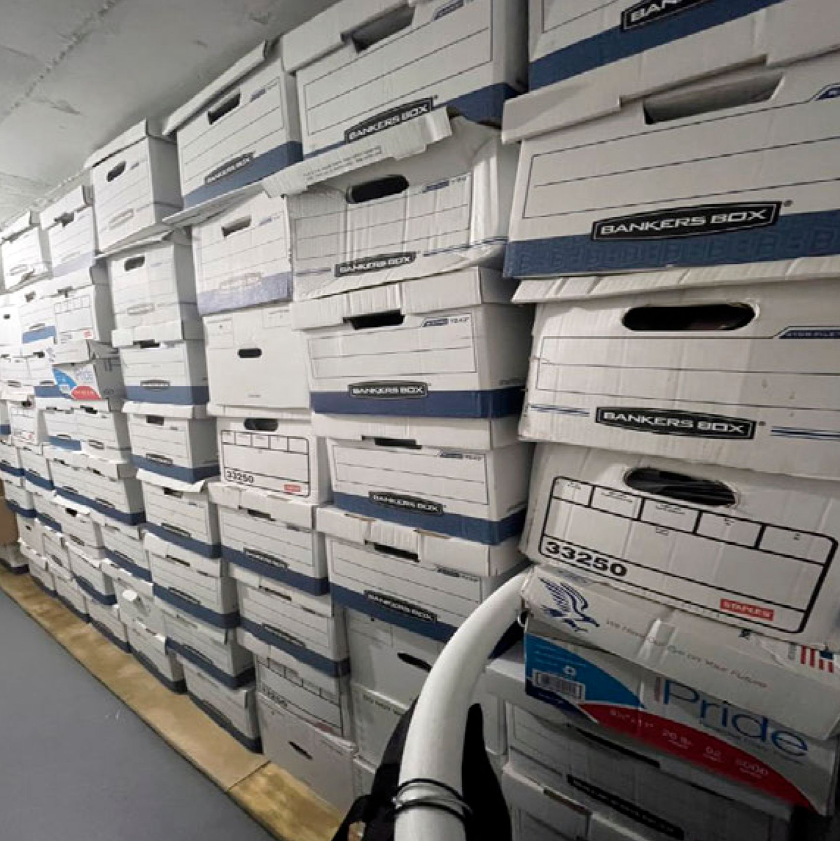 Kisten mit Unterlagen stehen in einem Lagerraum in Trumps Anwesen Mar-a-Lago. - Foto: Uncredited/Justice Department/AP/dpa