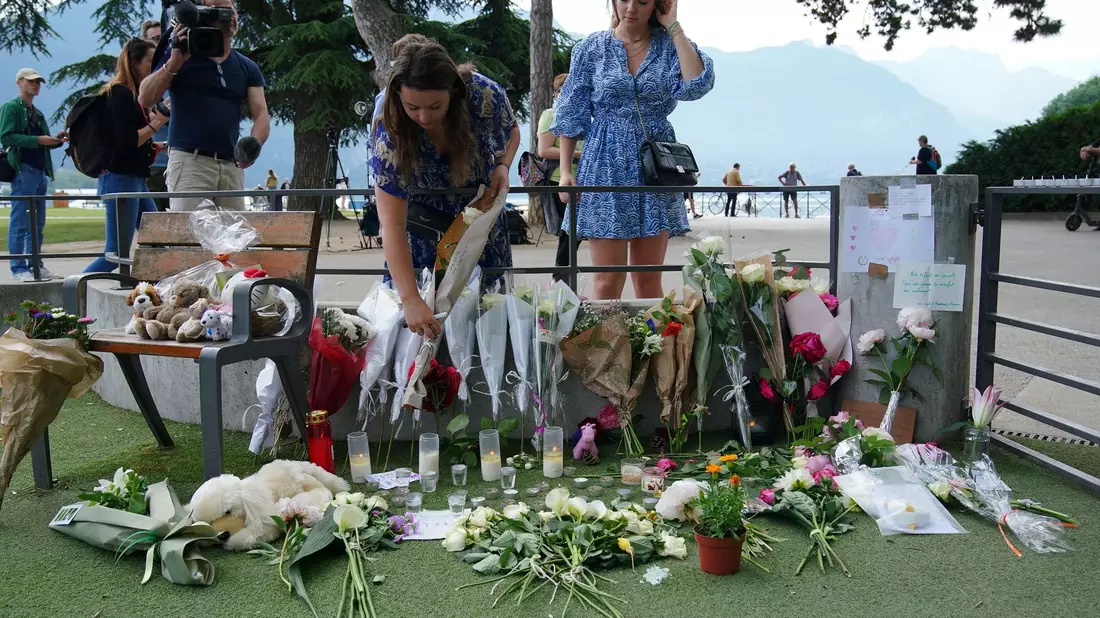 Ganz Frankreich ist geschockt - in Annecy selbst äußern Menschen ihr Mitgefühl durch Blumen am Tatort. - Bild: Peter Byrne/PA Wire/dpa