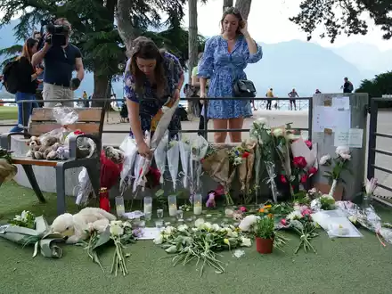 Ganz Frankreich ist geschockt - in Annecy selbst äußern Menschen ihr Mitgefühl durch Blumen am Tatort. - Foto: Peter Byrne/PA Wire/dpa