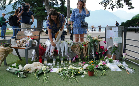 Ganz Frankreich ist geschockt - in Annecy selbst äußern Menschen ihr Mitgefühl durch Blumen am Tatort. - Foto: Peter Byrne/PA Wire/dpa