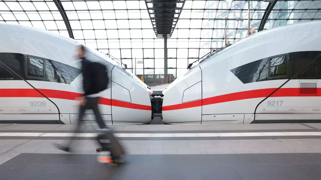 Ein ICE im Berliner Hauptbahnhof. (Symbolbild) - Bild: Joerg Carstensen/dpa