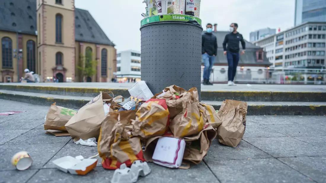 In Tübingen wird seit Anfang 2022 für Einweggeschirr und Einwegverpackungen eine Gebühr fällig. - Bild: Frank Rumpenhorst/dpa
