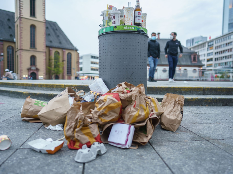 In Tübingen wird seit Anfang 2022 für Einweggeschirr und Einwegverpackungen eine Gebühr fällig. - Foto: Frank Rumpenhorst/dpa
