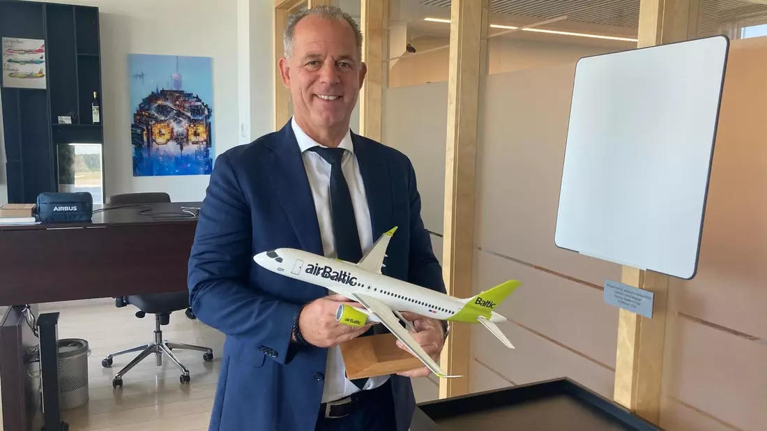 Er sieht die Flugbranche auf einem guten Weg in Richtung Klimaneutralität: Air-Baltic-Chef Martin Gauss. - Bild: Alexander Welscher/dpa