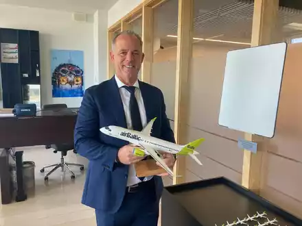 Er sieht die Flugbranche auf einem guten Weg in Richtung Klimaneutralität: Air-Baltic-Chef Martin Gauss. - Foto: Alexander Welscher/dpa