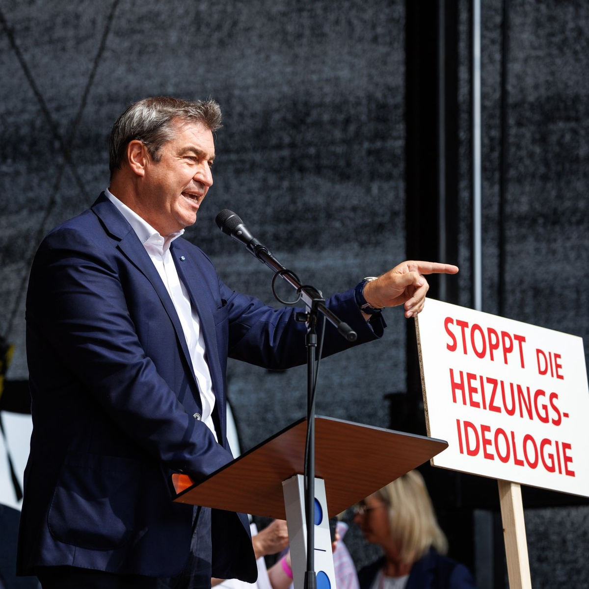 Bayerns Ministerpräsident Markus Söder spricht bei einer Demonstration gegen die Klima-Politik der Ampelregierung unter dem Motto „Stoppt die Heizungsideologie“. - Foto: Matthias Balk/dpa