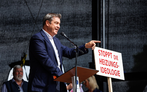 Bayerns Ministerpräsident Markus Söder spricht bei einer Demonstration gegen die Klima-Politik der Ampelregierung unter dem Motto „Stoppt die Heizungsideologie“. - Foto: Matthias Balk/dpa