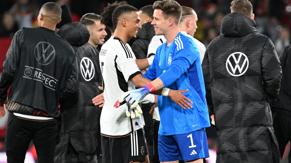 Als Nachzügler trainierte Thilo Kehrer (l) individuell, Marc-André ter Stegen(r) startete ins Torwarttraining. - Foto: Federico Gambarini/dpa/Archivbild