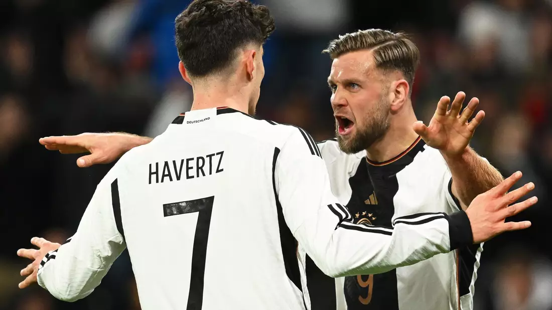 Bilden gegen die Ukraine die deutsche Offensivspitze: Niclas Füllkrug (r) und Kai Havertz. - Bild: Arne Dedert/dpa