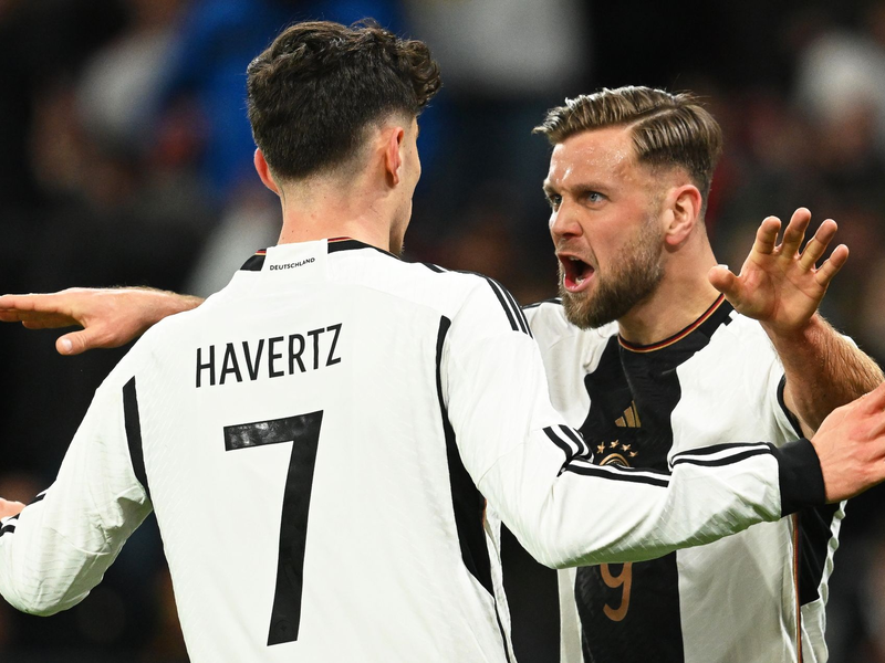 Bilden gegen die Ukraine die deutsche Offensivspitze: Niclas Füllkrug (r) und Kai Havertz. - Foto: Arne Dedert/dpa