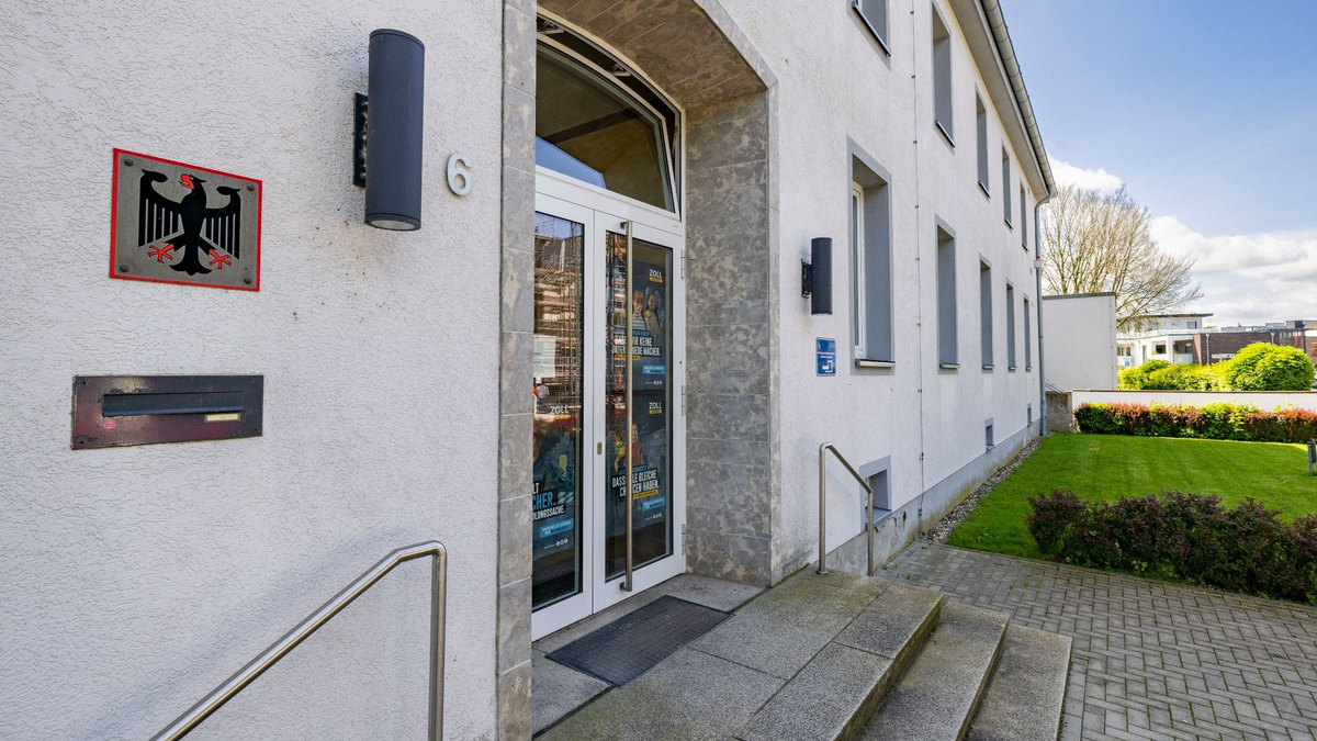 Das Zollamt in Emmerich. - Foto: Christoph Reichwein/dpa