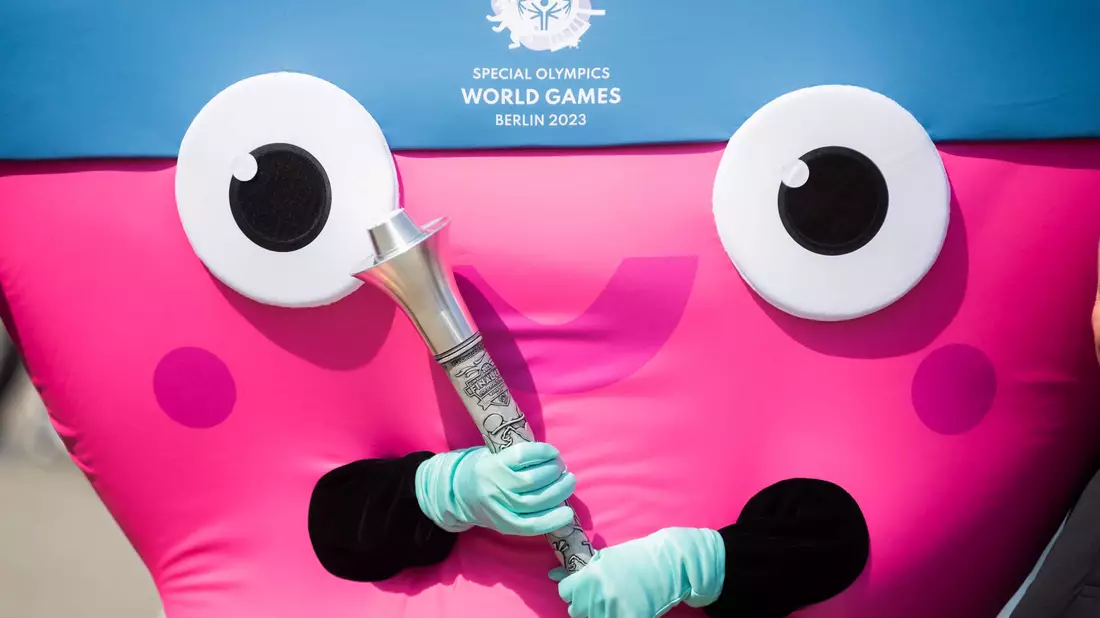 Das Maskottchen der Special Olympics World Games «Unity». - Bild: Christoph Soeder/dpa