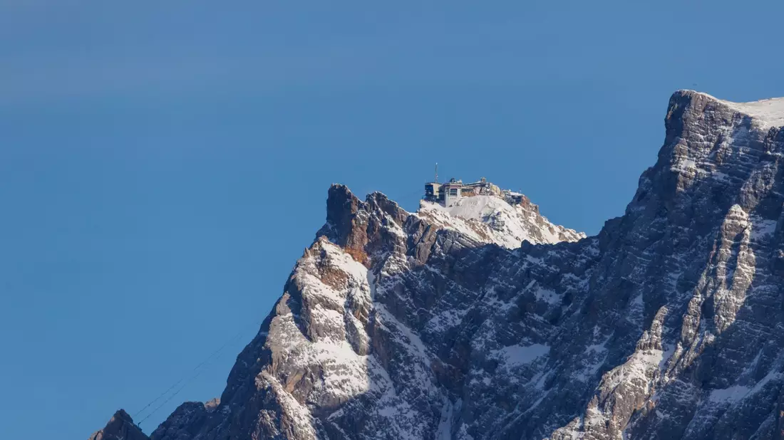 Blick aus Österreich auf die Zugspitze. - Bild: Daniel Karmann/dpa