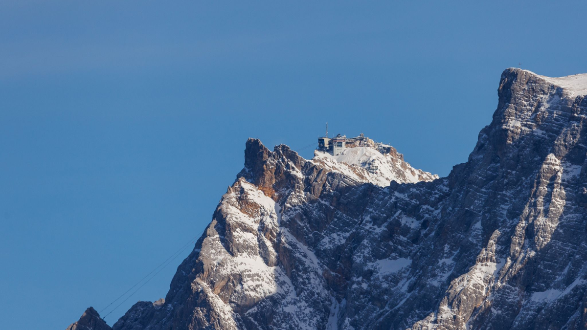 Blick aus Österreich auf die Zugspitze. - Foto: Daniel Karmann/dpa