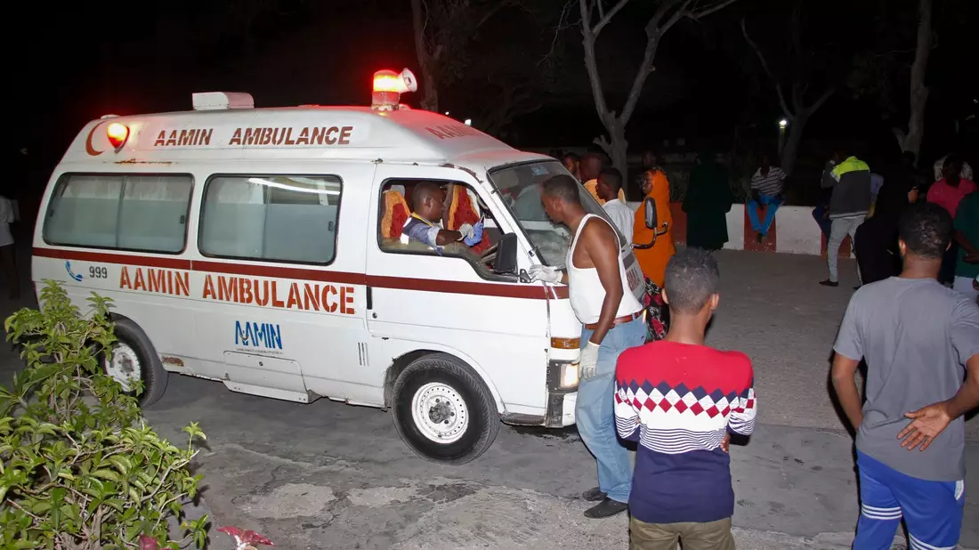 Ein Rettungswagen in Mogadischu. (Archiv) - Bild: Farah Abdi Warsameh/AP/dpa
