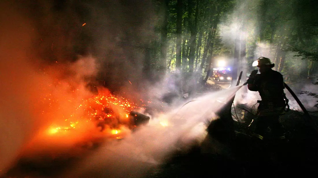 Ein Feuerwehrmann löscht im Sauerland einen Waldbrand. Experten mahnen zur Vorsicht. - Bild: Julian Stratenschulte/dpa
