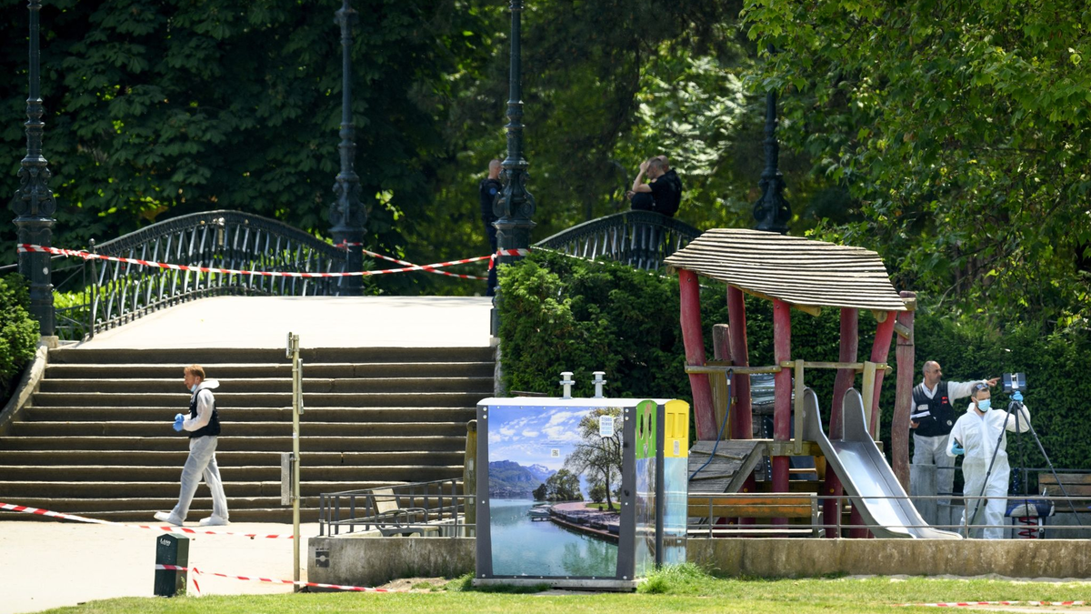Polizisten ermitteln am Tatort nach einem Messerangriff in einem Park in Annecy. - Foto: Jean-Christophe Bott/KEYSTONE/dpa