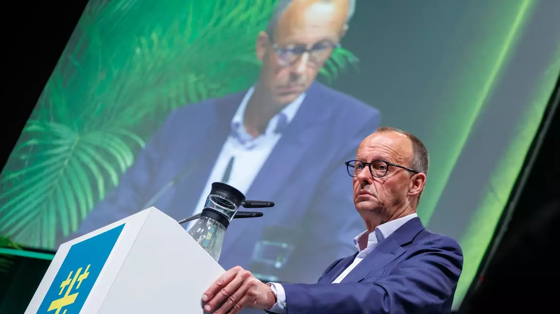 CDU-Chef Friedrich Merz will strengere Grenzkontrollen - auch vor der geplanten EU-Asylreform. - Bild: Daniel Karmann/dpa