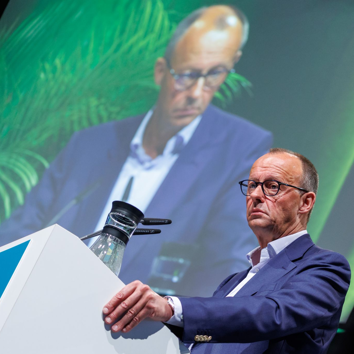 CDU-Chef Friedrich Merz sieht auch seine Partei in der Verantwortung für das Entstehen der AfD. - Foto: Daniel Karmann/dpa