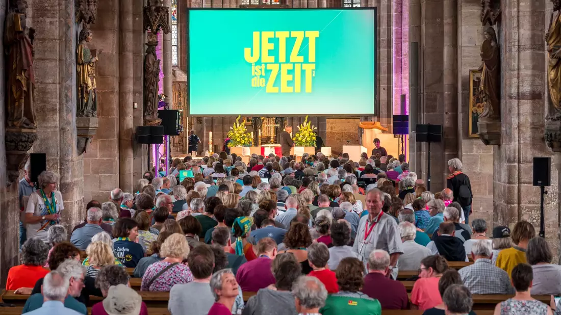 Das Publikum kommt zur Podiumsdiskussion „Lust auf Verlust?“ - Bild: Daniel Vogl/dpa