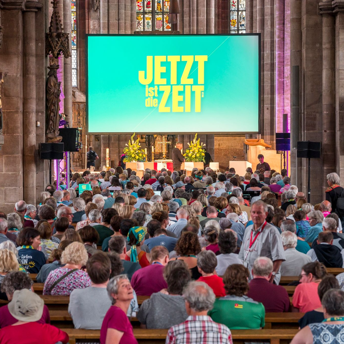 Das Publikum kommt zur Podiumsdiskussion „Lust auf Verlust?“ - Foto: Daniel Vogl/dpa