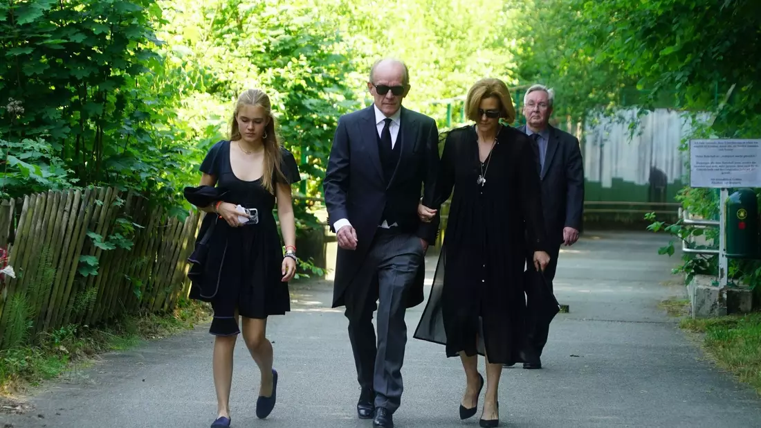 Gregor von Bismarck kommt mit Samantha Della Schiava (r) zur Beisetzung seiner Mutter, Fürstin Elisabeth von Bismarck. - Bild: citynewstv/dpa