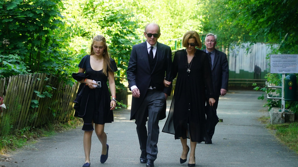 Gregor von Bismarck kommt mit Samantha Della Schiava (r) zur Beisetzung seiner Mutter, Fürstin Elisabeth von Bismarck. - Foto: citynewstv/dpa