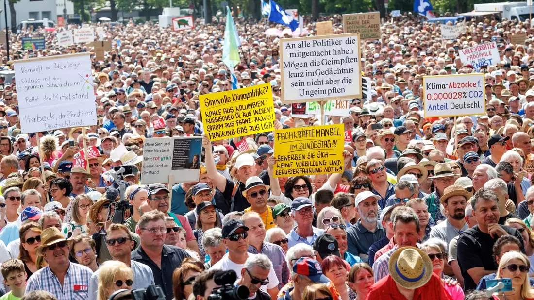 In Erding haben rund 13.000 Menschen gegen das geplante Heizungsgesetz demonstriert. - Bild: Matthias Balk/dpa