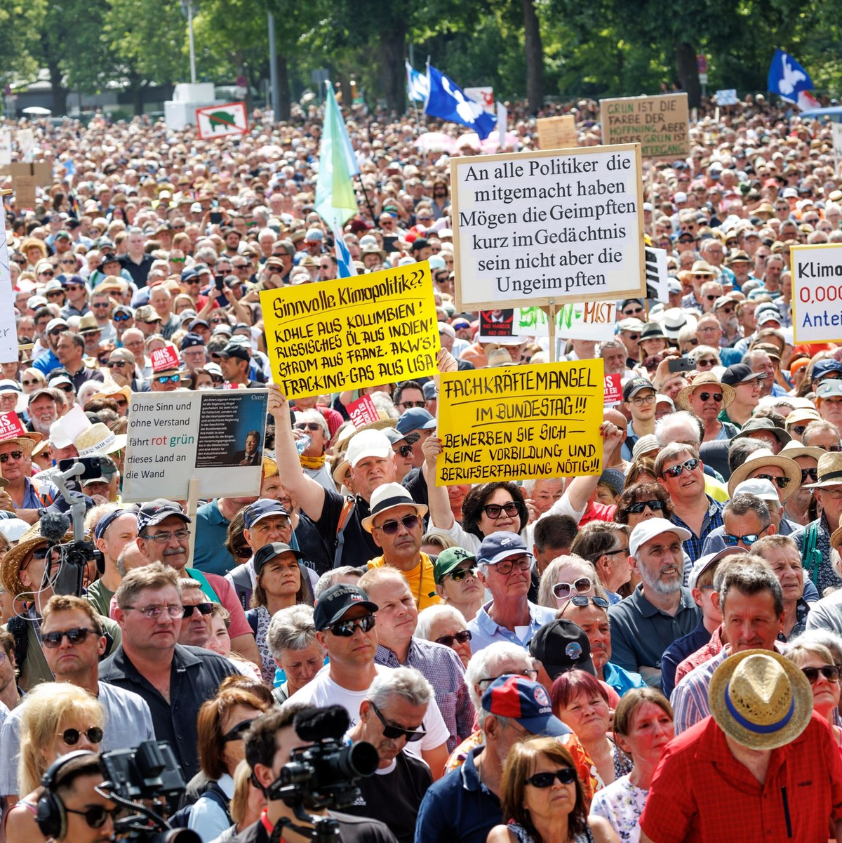 In Erding haben rund 13.000 Menschen gegen das geplante Heizungsgesetz demonstriert. - Foto: Matthias Balk/dpa