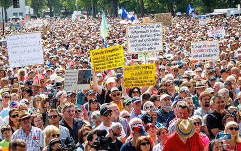 In Erding haben rund 13.000 Menschen gegen das geplante Heizungsgesetz demonstriert. - Foto: Matthias Balk/dpa