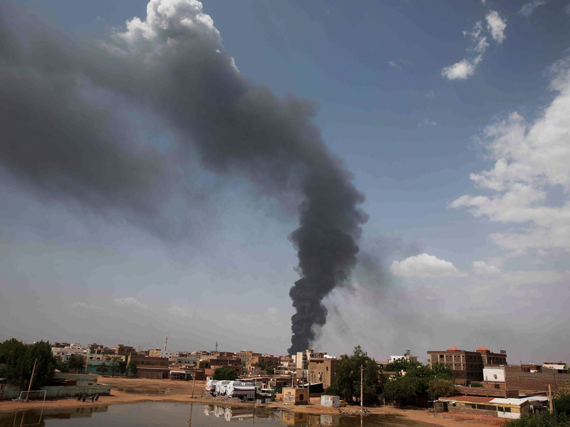 Rauch steigt auf, während die Kämpfe zwischen der sudanesischen Armee und den paramilitärischen Rapid Support Forces weitergehen. - Foto: Uncredited/AP/dpa