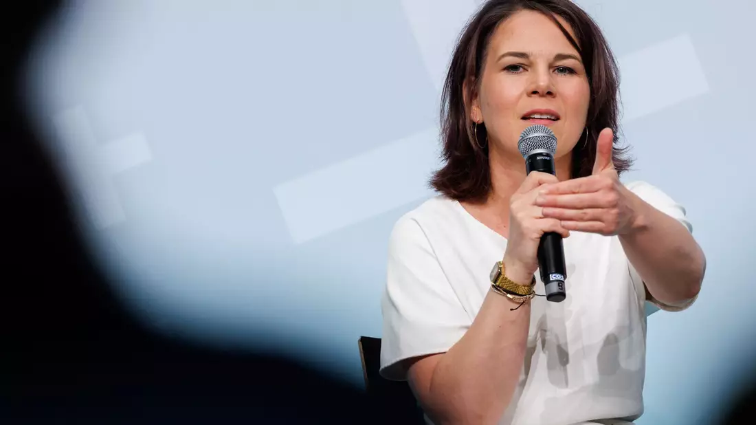 Außenministerin Annalena Baerbock hat auf dem Kirchentag auch über den Asylkompromiss gesprochen. - Bild: Daniel Karmann/dpa