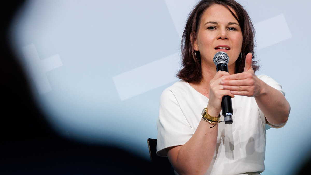 Außenministerin Annalena Baerbock hat auf dem Kirchentag auch über den Asylkompromiss gesprochen. - Foto: Daniel Karmann/dpa