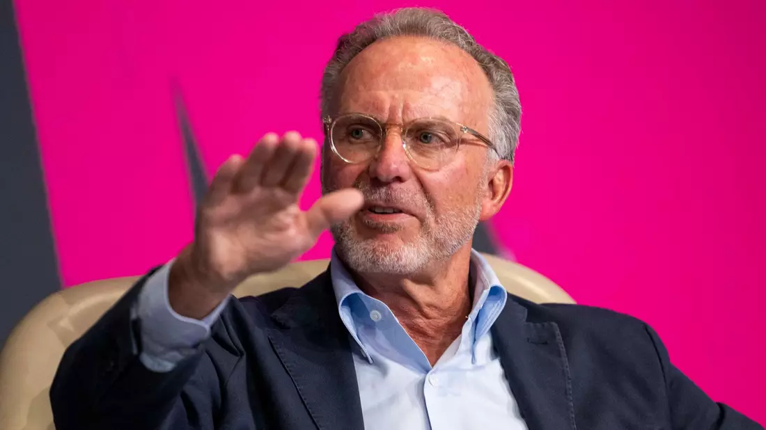 Karl-Heinz Rummenigge sieht keine Schonzeit für den neuen Bayern-Trainer Vincent Kompany. - Bild: David Inderlied/dpa